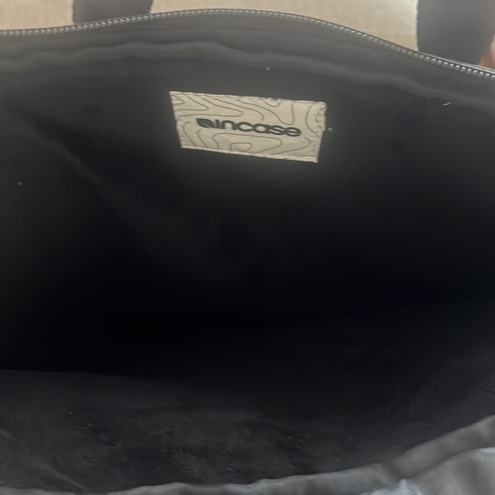 Incase laptop bag. - Picture 3 of 6
